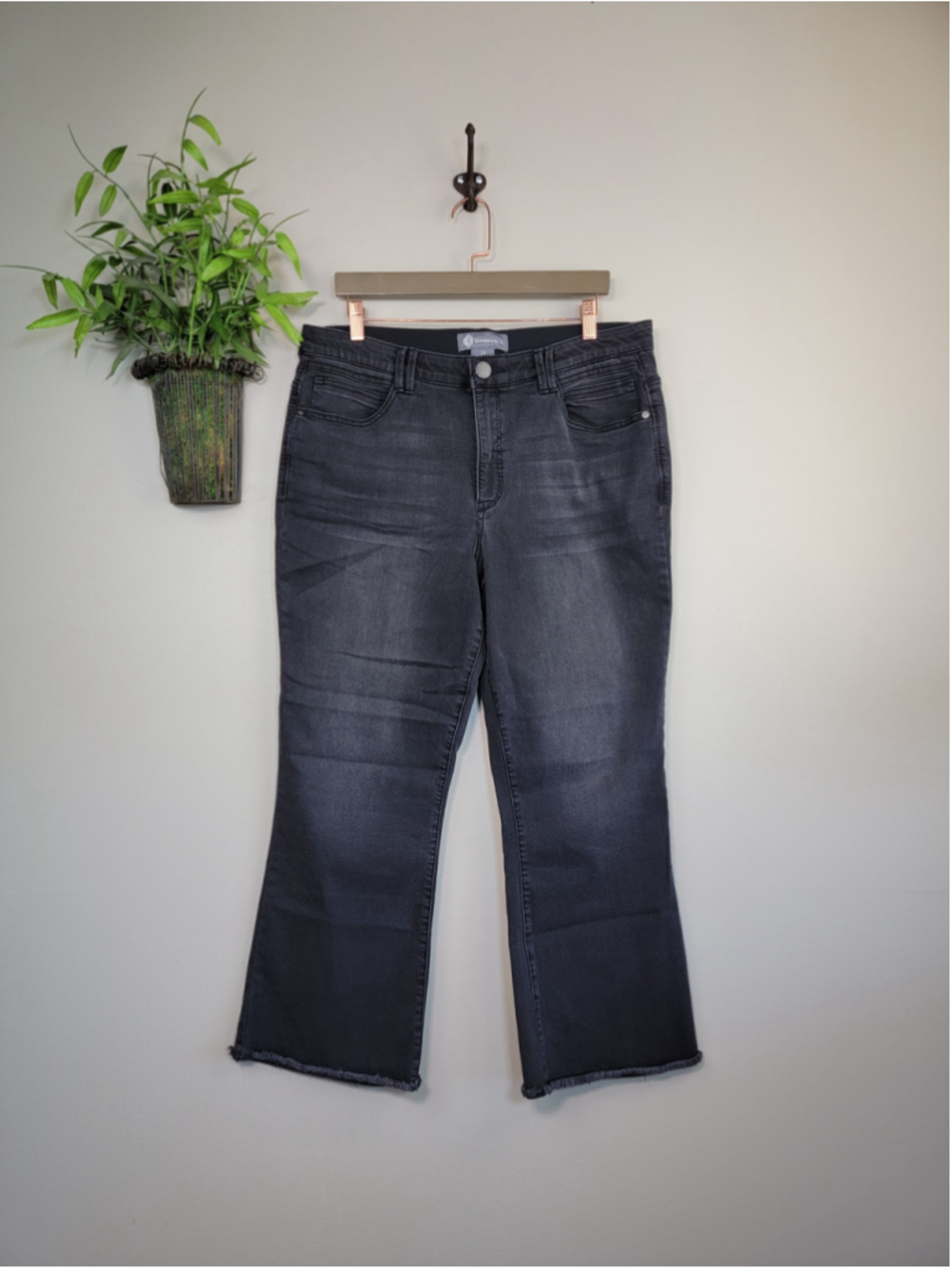 Democracy 16 Itty Bitty Flare Crop Kick Boot Capri Jeans Black Raw Hem Stretch